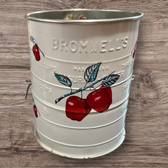 Vintage Bromwell's Flour Sifter with Red Apple Design - Picture 1 of 7